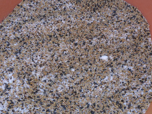 Směs osiva jednotlivých plodin a močoviny. Močovina slouží jako zdroj N a plní funkci plniva pro výsev plodin s nízkým výsevkem.