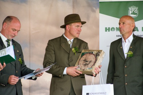 Zástupce ekologické komise ČMMJ Ing. Radek Podhorecký předává ceny výhercům