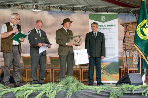 Předání diplomu a ocenění na podiu